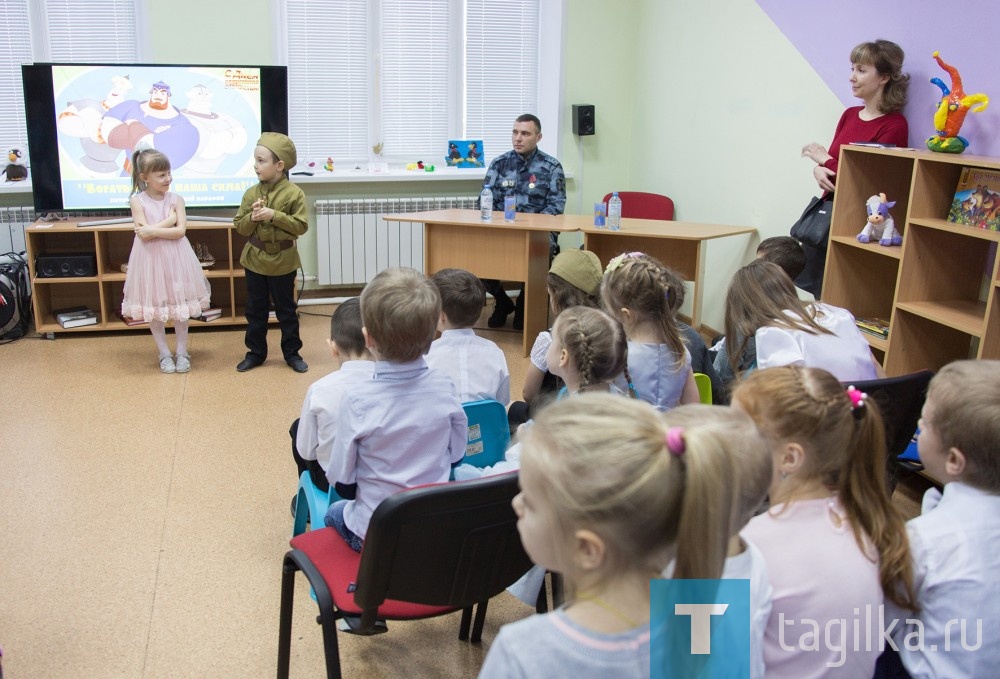 Сегодня в библиотеке № 1 начался двухдневный поэтический марафон для  дошкольников «Богатырская наша сила!». Посвящен он  Дню защитника Отечества.

Воспитанники детских садов два дня будут читать стихи о войне и мире, о Победе и детстве, и, конечно, о своих папах и дедушках. Заявки на участие подали более 500 человек, поэтому организаторам пришлось разделить юных чтецов на несколько потоков и подготовить для ребят сразу две поэтические площадки. Кстати, в начале каждого часа перед малышами и их родителями выступают  бойцы ОМОНа, на которых детвора смотрит  с восхищением.

Поэтический марафон проходит в библиотеке второй раз и можно не сомневаться, что он станет традицией. Каждый  его участник получает за выступление сертификат для своего портфолио.

Людмила Погодина
Фото Сергея Казанцева