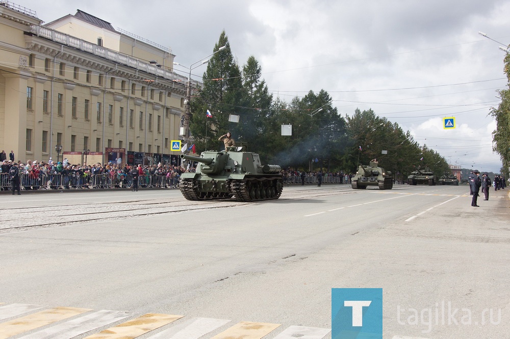 Шествием военной техники отметили тагильчане 100-летие отечественного танкпрома и 75-годовщину Победы в Великой Отечественной войне