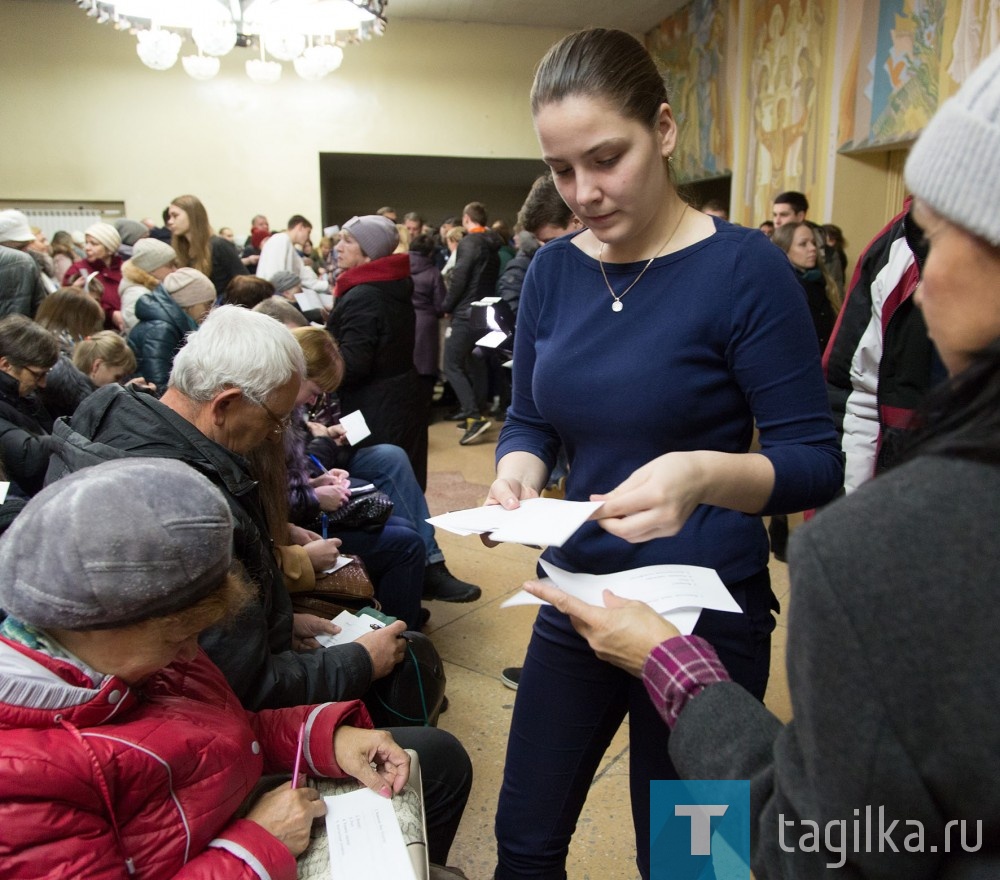 Желающих стать актерами сложности не остановили. Все заполнили анкеты и сфотографировались. Теперь остается ждать звонка ассистента режиссера.