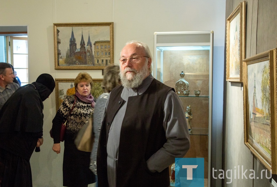 Говоря торжественные речи, выступающие часто подчеркивали  сочетание - «художник нашего времени», и автор не смог не напомнить им, что трактовка не верна, так как  время не принадлежит человеку