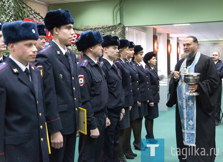 Выпускников благословил на-
стоятель храма Пресвятой Бого-
родицы отец Сергий.