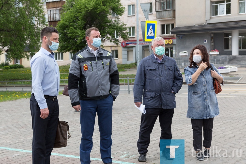 - Я бы сказал, что работа выполнена «тяп-ляп». Лишь бы просто сделать и закрыть на это глаза. Но скажу сразу, что Службой заказчика эти работы не будут приняты. Мы в любом случае  будем требовать сделать   качественно, - охарактеризовал увиденное Владислав Пинаев.

На некоторых участках даже не было видно следов того, чтобы здесь проводились какие-то озеленительные работы. Где-то земля была выровнена трава для газона не посажена. Неделей ранее на Театральной площади и проспекте строителей было высажено 1610 кустов барбариса, закупленных в Сарафановском питомнике. Многие из них не прижились и засохли. Исполнители пообещали вновь высадить барбарис, гарантия предусматривает, что часть кустов может не прижиться.