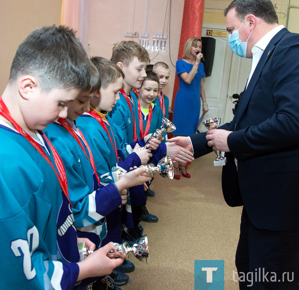 Глава города Владислав Пинаев поздравил хоккеистов «Мечты» с выходом в суперфинал клуба «Золотая шайба»