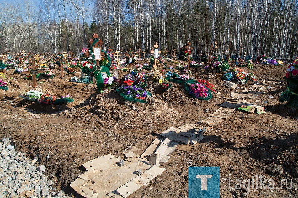 Дорожки между рядами могил будут уложены тротуарные плиты, тропинки между могилами в одном ряду засыпят щебнем. В конце лета этого года будет оборудована площадка со столами и скамейками для помина усопших. 
