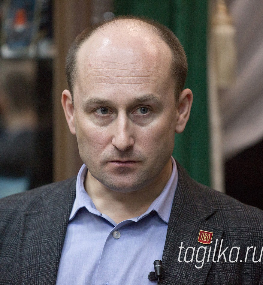 Николай Стариков в Нижнем Тагиле.

Публицист не уклонился и от вопроса,  которым давно задаются россияне, одобряющие президента, но  недовольные деятельностью кабинета министров: «Как вы считаете, почему президент не может поменять правительство?»

- Я бы вопрос иначе поставил – почему не хочет поменять? Давайте вместе поразмышляем, – предложил Стариков. По его мнению, множество обстоятельств заставляют думать, что резкие перемены во внутренней политике несвоевременны: