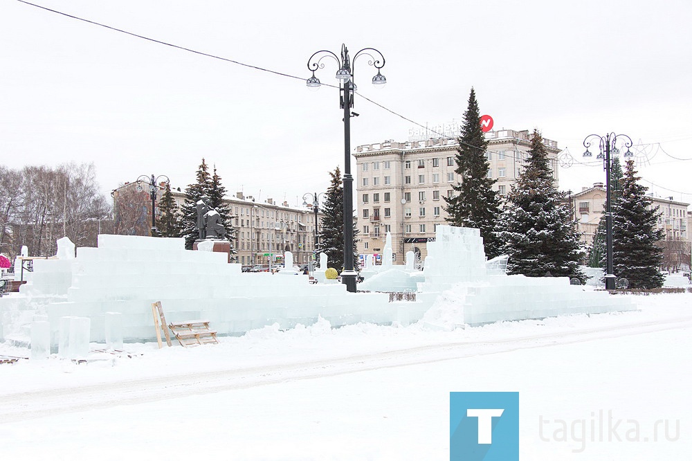 Строительство ледового городка на Театральной площади