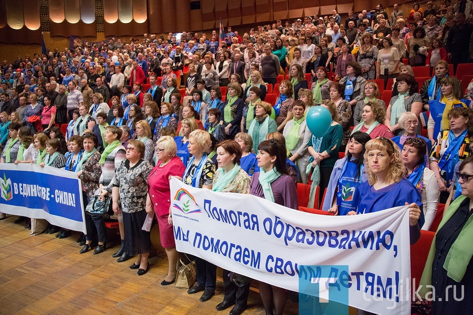 В Нижнем Тагиле празднуют Первомай

Большинство выступающих говорили об унизительном уровне зарплат, невозможности оздоровиться , о том, что молодые специалисты не идут работать по профессии из-за низких уровней окладов.

По словам Татьяны Усатовой, председателя городского профсоюза работников здравоохранения, за последнее время нагрузка на медработников возросла на 25 процентов.

- Чтобы врач получал зарплату, о которой говорится в отчетах и с экранов телевизоров, ему нужно трудиться на три ставки, - обратилась к залу Татьяна Юрьевна.
