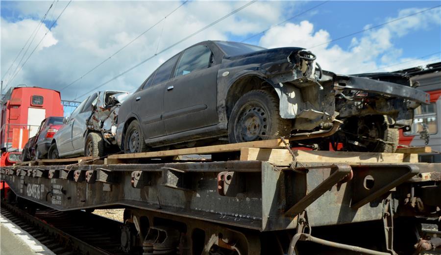  Поезд с пострадавшими в авариях автомобилями побывал на станции Нижний Тагил 
