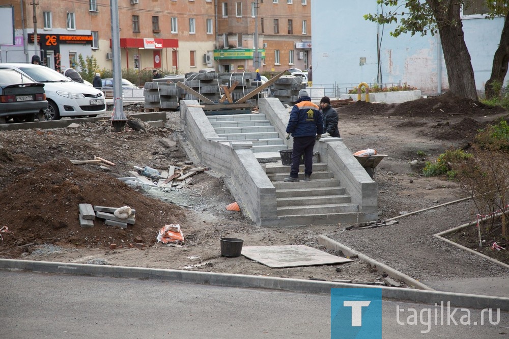 В квартале на проспекте Мира, 31- 33, установлено целых три площадки: спортивная за высокой сеткой, гимнастическая тренажерная и детская с яркими горками и каруселями. Новое оборудование осваивают ребята и девчонки. Бабушки и мамы с радостью прислушиваются к звонким голосам и смеху во дворе. 