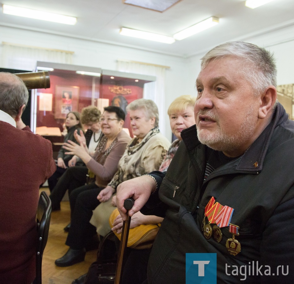 Новогодний подарок. Передача флага (гюйса) Авроры краеведческому музею.