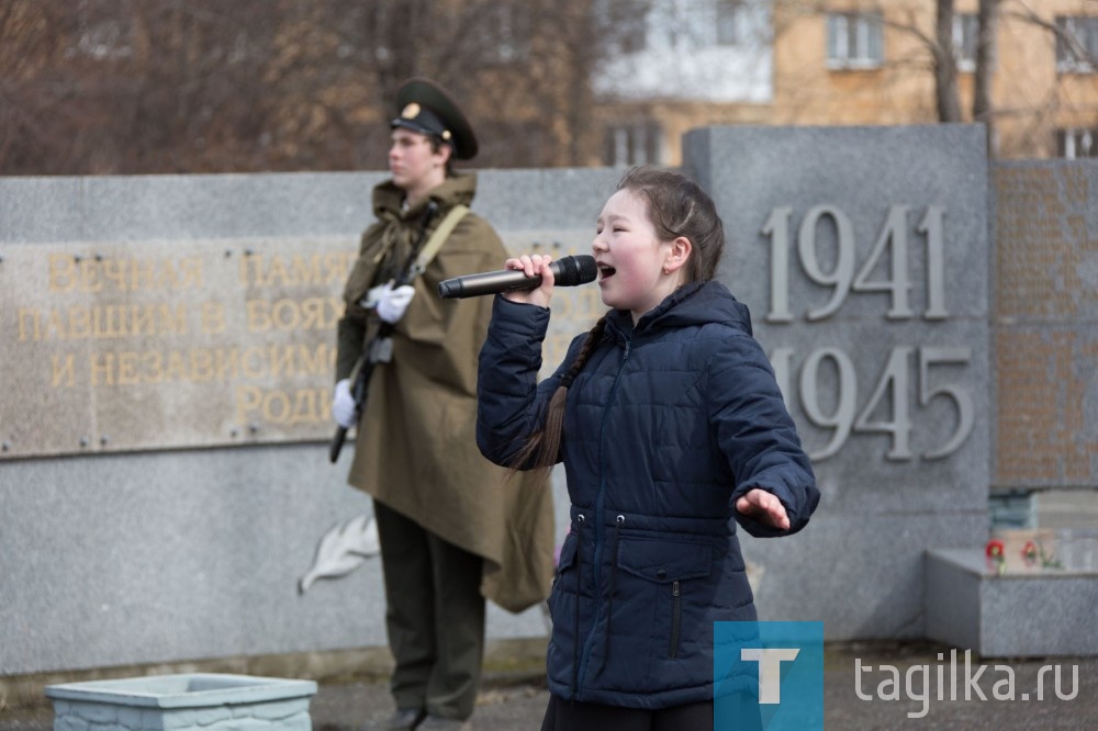 После театрализованного пролога, представленного артистами Дворца культуры «Юбилейный» ветеранов и гостей со священным праздником Днем Победы поздравили глава администрации Ленинского района Геннадий Геннадьевич Мальцев, председатель совета ветеранов района Анатолий Кузьмич Комаров и председатель совета ветеранов уже ликвидированного предприятия ВМЗ Клара Николаевна Кувардина.