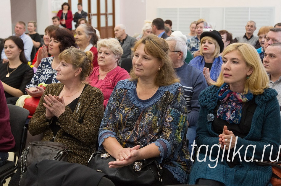 В Нижнем Тагиле награждены победители городского конкурса «Лучший двор, дом, подъезд»

Исполняющий полномочия Главы Нижнего Тагила, первый заместитель Главы Администрации города Владислав Пинаев поблагодарил участников и победителей конкурса за проделанную работу. «В связи с выставкой вооружения Нижний Тагил посетило много гостей, - отметил вице-мэр, - и было очень приятно слышать самые хорошие отзывы о том, что город преобразился, изменился в лучшую сторону, стал комфортным и красивым. Вы также приложили много усилий для этого».