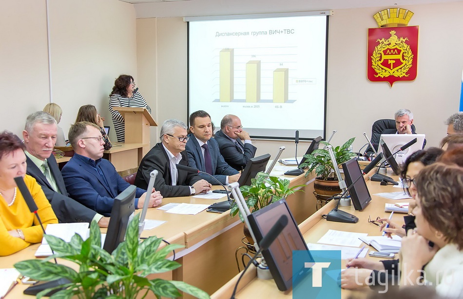 Инфекция «постарела», поскольку молодые люди практически всегда используют средство защиты – презервативы. А вот старшее поколение, хотя оно менее сексуально активно, находится в повышенной группе риска, потому что не только не применяет презервативы, но и, самое главное, не хочет ими пользоваться. По статистике, эти люди больше всех заражаются ВИЧ половым путем. Кроме того, реже других обследуются.

Оксана Каргаполова обратила внимание и на то, что серьезной проблемой для профилактики и выявления СПИДа является крайне низкая явка к врачу после обнаружения ВИЧ-инфекции. Только половина инфицированных идут к медикам после того, как им поставлен диагноз СПИД.