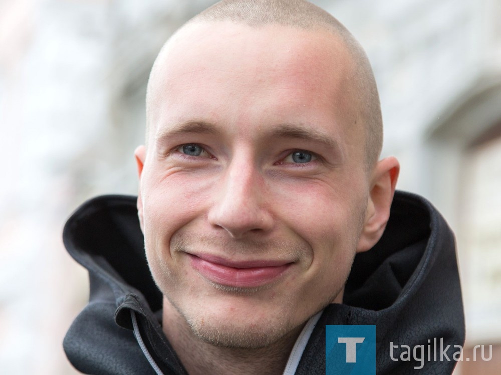 Янис Седов, 23 года:

- Больше всего за эту неделю меня порадовало то, что из вашей редакции позвонили моей маме – певице Ольге Седовой и взяли у нее интервью. А в конце августа ее имя прозвучало в повторном выпуске
программы «Пусть говорят», посвященной 40-летию передачи «Шире круг». Так приятно, что о ней вспомнили, ведь мама очень много времени и сил отдала творчеству. Естественно, я не мог вырасти вне музыки, она у меня в крови. Вообще, стараюсь идти в ногу со временем, осваиваю информационные технологии. Это очень важно сегодня – быть в тренде.

Наталья Дузенко
фото Сергея Казанцева