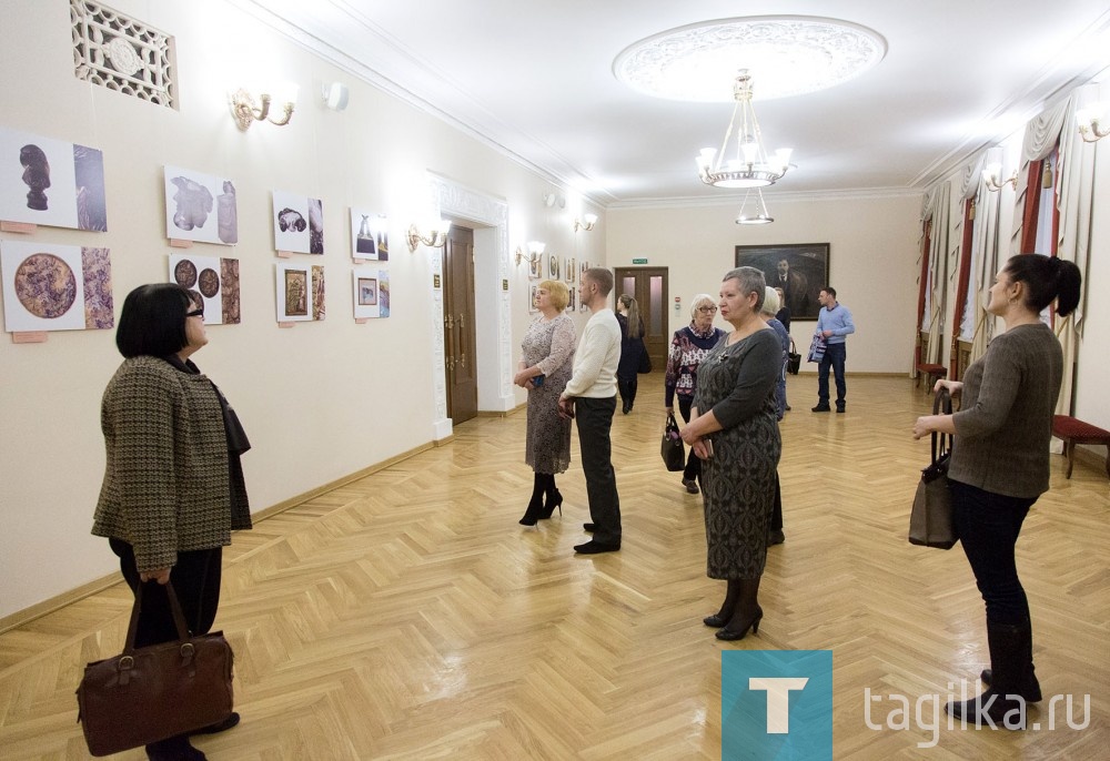 Первый представил вниманию публики фотографии лучших работ тагильских художников, участников городского конкурса имени Худояровых «Мастер года по декоративно-прикладному искусству». На снимках можно увидеть изделия из дерева, камня, металла, текстиль и лаковую роспись. Работы победителей хранятся в фондах музея-заповедника. Глядя на них, посетители смогут вспомнить, с чего начинался конкурс, кого из местных мастеров компетентное жюри признавало лучшим.

Людмила Погодина
Фото Сергея Казанцева