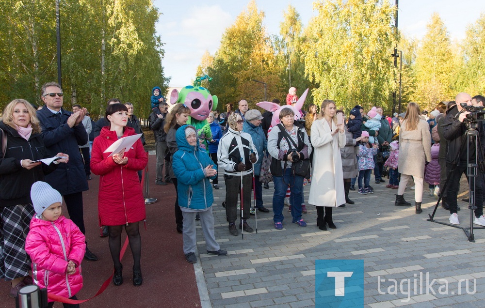 В Год памяти и славы в Нижнем Тагиле реконструирован парк Победы. Сегодня состоялось его торжественное открытие. Объект в центре большого жилого массива получил новую жизнь в рамках национального проекта «Жилье и городская среда». Здесь создали комфортные условия для проведения досуга, физической активности, культурно-массовых мероприятий и спокойного отдыха. Строительство проводилось за счет федерального, областного и местного бюджетов. Общий объем инвестиций составил 37,9 млн рублей.