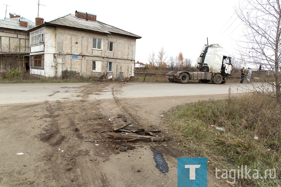 Тягач въехал в жилой дом.

Тягач «Вольво» вылетел с центральной улицы села Совхозной и врезался в жилой дом. 
