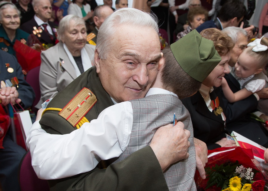 Сердечное поздравление. Юный гимназист и ветеран Великой
Отечественной войны Виктор Петрович Баклаев.
