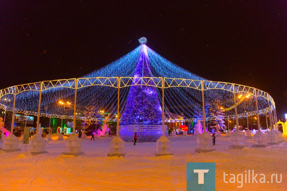 В центре Нижнего Тагила зажглась главная елка