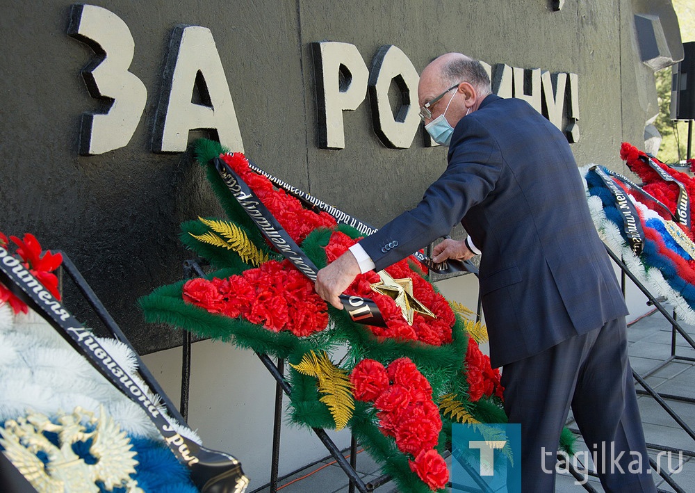 Управляющий директор ЕВРАЗ НТМК возложил венок к мемориалу павшим металлургам