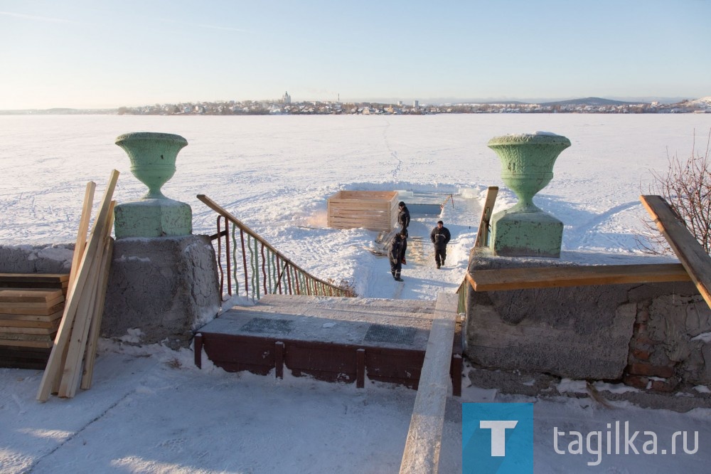 Деревянный короб размером три на два с половиной метра будет установлен в большой проруби на Тагильском пруду около клуба моржей. Он уже практически готов, в этом сегодня убедились корреспонденты «ТР»