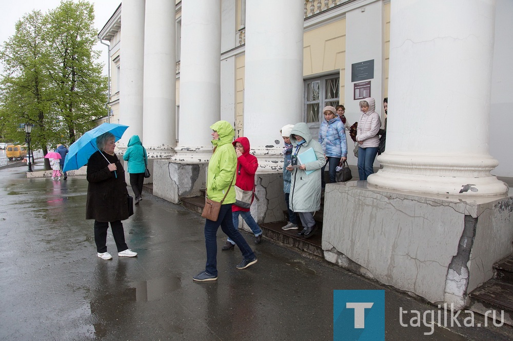 Кстати, именно благодаря театральной "Ночи музеев" напомнить о себе тагильчанам смогли сотрудники Молодежного театра, который фактически закрыт уже более года. И весь год театралы верят, что это, действительно,  временно. Да и здание Молодежного театра требует ремонта. И на встрече с его новым директором Натальей Мозжаковой, посетители в первую очередь спрашивали: "Театр еще существует?". Кроме того, на выставке "Про театр" в выставочных залах музея-заповедника можно было увидеть портреты актеров Молодежного, фрагменты декораций, стенды с исторической информацией и вспомнить популярные спектакли прошлых лет.

Людмила Погодина
Фото Сергея Казанцева