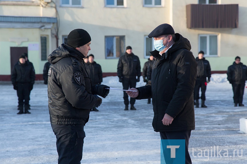 Поздравил бойцов ОМОНа и глава города Владислав Пинаев:
- За прошедшие годы личный состав тагильского ОМОНа не раз доказал свой профессионализм, верность Отчизне и присяге. Вы вносите большой вклад в обеспечение спокойствия и безопасности в родном городе и за его пределами. На вашем счету раскрытие преступлений и задержание опасных преступников. Без участия ОМОН не обходится ни одно важное массовое мероприятие, проводимое в Нижнем Тагиле.