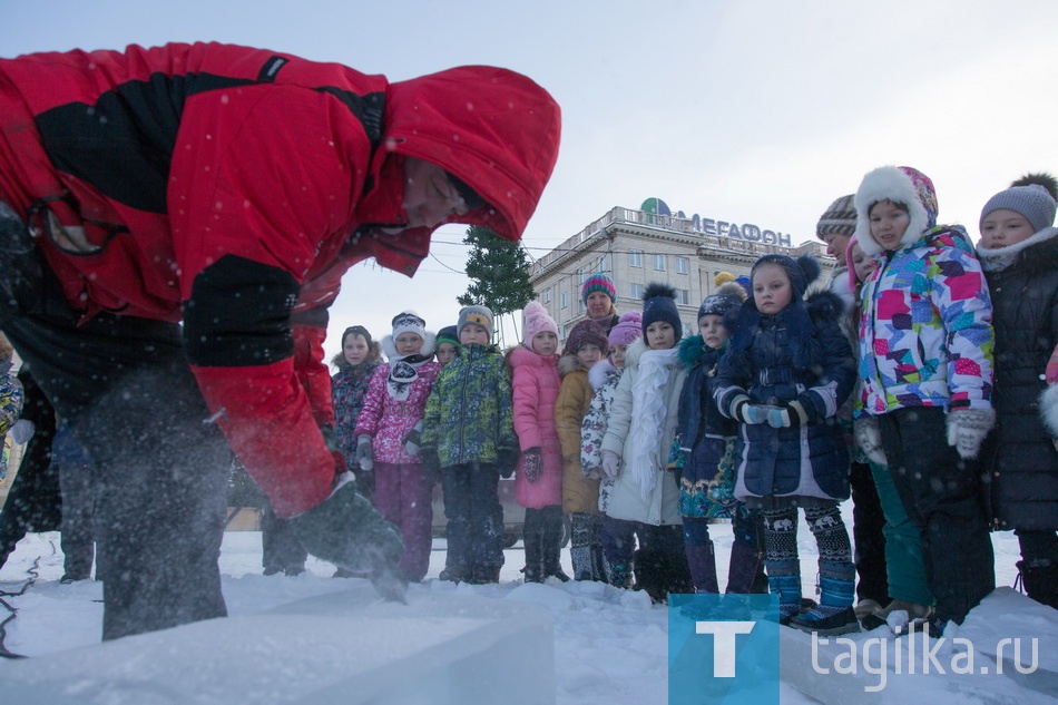 Подготовка Театральной площади к Новому 2017 году.