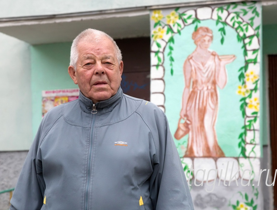 Юрий Катаев

На все это мы обратили внимание, когда комиссия подводила итоги  конкурса «Лучший двор, дом, подъезд» и первому  подъезду дома №45 присудили второе место. Тогда же поинтересовались, кто так заботится о придомовой территории. «Это все дядя Юра из первой квартиры!» - сообщили соседи.

Про таких говорят - «настоящий мужик», «мастер на все руки». Но в тот день труженика  мы дома не застали:  Юрий Никифорович Катаев был на смене. В  свои 75 он все  еще работает.