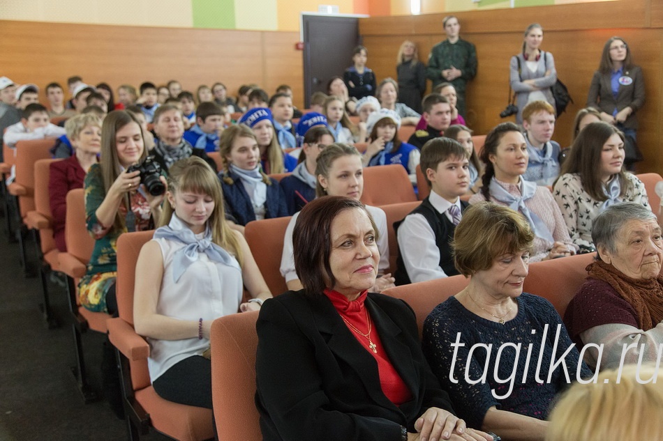 Слёт волонтёров.

В течение года волонтеры высаживали цветы и деревья, организовывали сбор корма для животных, проводили субботники и сдавали макулатуру. В рамках квеста помощь была оказана целому ряду социальных учреждений, пациентам Демидовской городской больницы № 3, музею-заповеднику «Горнозаводской Урал», учреждениям дошкольного образования. Представителям старшего поколения в честь 70-летия Победы в Великой Отечественной войне добровольцы дарили теплые пледы, изготовленные собственными руками.