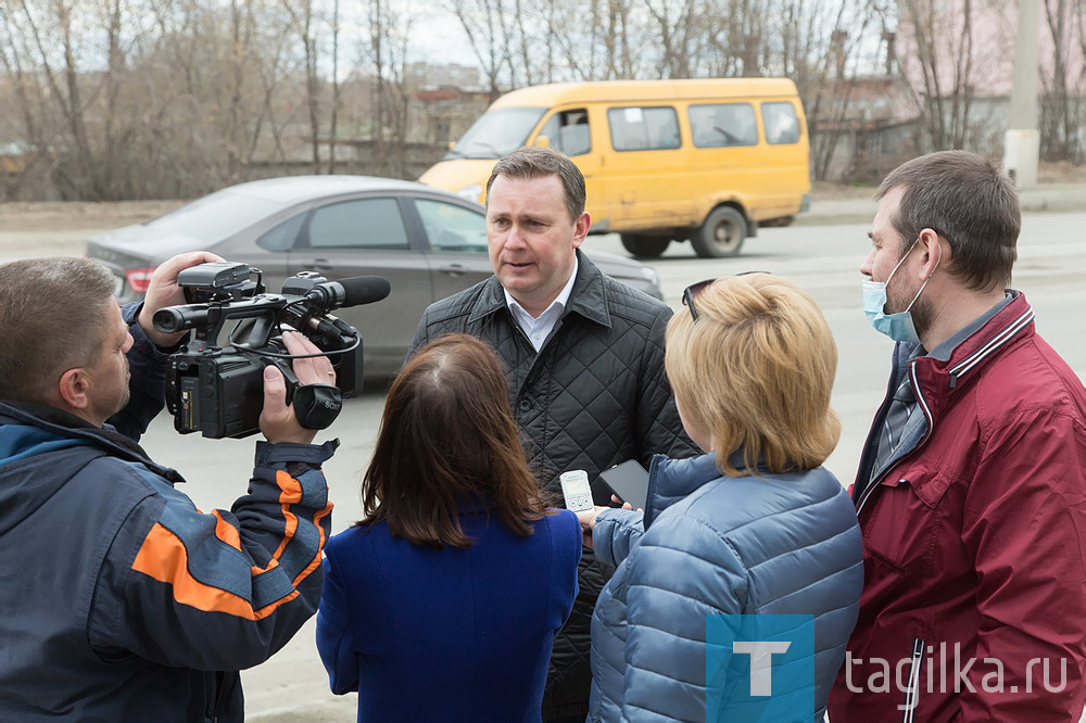 Глава Нижнего Тагила Владислав Пинаев.


«Тагилдорстрой полностью все взятые на себя обязательства выполняет. На улице Индустриальной идет где-то даже с опережением графика, - отметил мэр. – Осуществляются те работы, которые позволяют производить погодные условия. Никаких опасений по этому объекту и претензий к подрядчику у нас нет».

Ситуацию с выполнением работ на всех объектах национального проекта Владислав Пинаев держит на личном контроле. Он продолжит проводить инспекции во всех районах, чтобы город по итогам проведения ремонтов получил по-настоящему качественные и безопасные дороги.