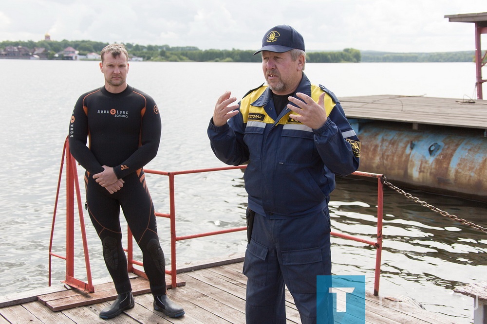 По словам начальника водно-спасательной станции Центра защиты населения Владимира Александренко, подавляющее большинство погибших взрослых на воде были в состоянии опьянения. Утопление в реальной жизни отличается от того, что показывают в фильмах.
- Настоящее утопление занимает секунд 40-50. Если человек кричит, плещется, ложится на спину – это лишь проявление паники. Настоящее утопление вы не увидите: тонущий будет выныривать только для того, чтобы сделать вдох. Его движения будут напоминать маятник: в воду – из воды. Амплитуда будет угасать – человек камнем уходит на дно.