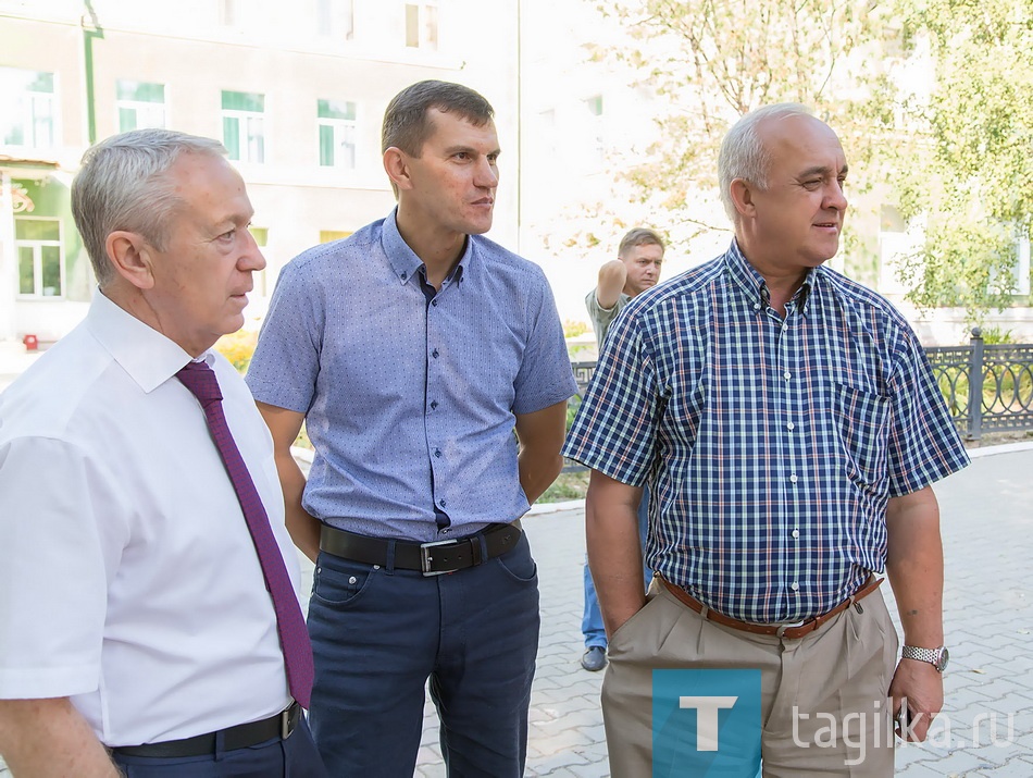 По словам начальника управления городским хозяйством Владимира Юрченко, из 63 тагильских школ 14 еще не выполнили предписания ГИБДД, но к 1-му сентября все замечания будут устранены. 
