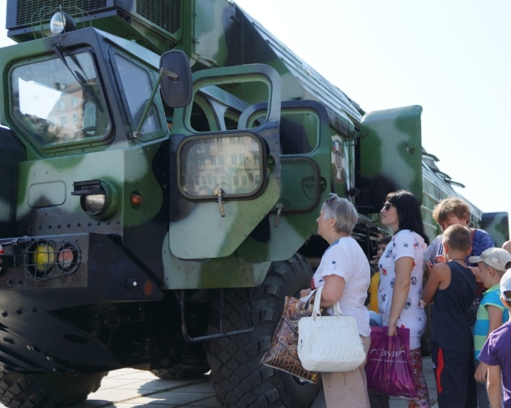 
Особый интерес у публики вызывала машина обеспечения боевого дежурства: 15-метровый восьмиколесный монстр. Вход в кабину был свободный. Военнослужащие рассказали, что это, по сути, командный пункт, который действует в связке с пусковой установкой, несущей ядерный боезаряд. Топливных баков хватит, чтобы преодолеть расстояние в 500 километров. 
 