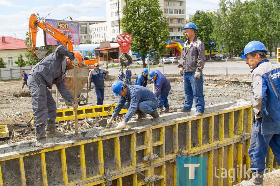 Возводится подпорная стена.

О том, что необходима рекон-
струкция, серьезно заговорили
три года назад, однако сред-
ства поступили только в 2016-м.
Весной специалисты компании
«Урал Инжиниринг» приступи-
ли к работам внутри и снаружи
здания.