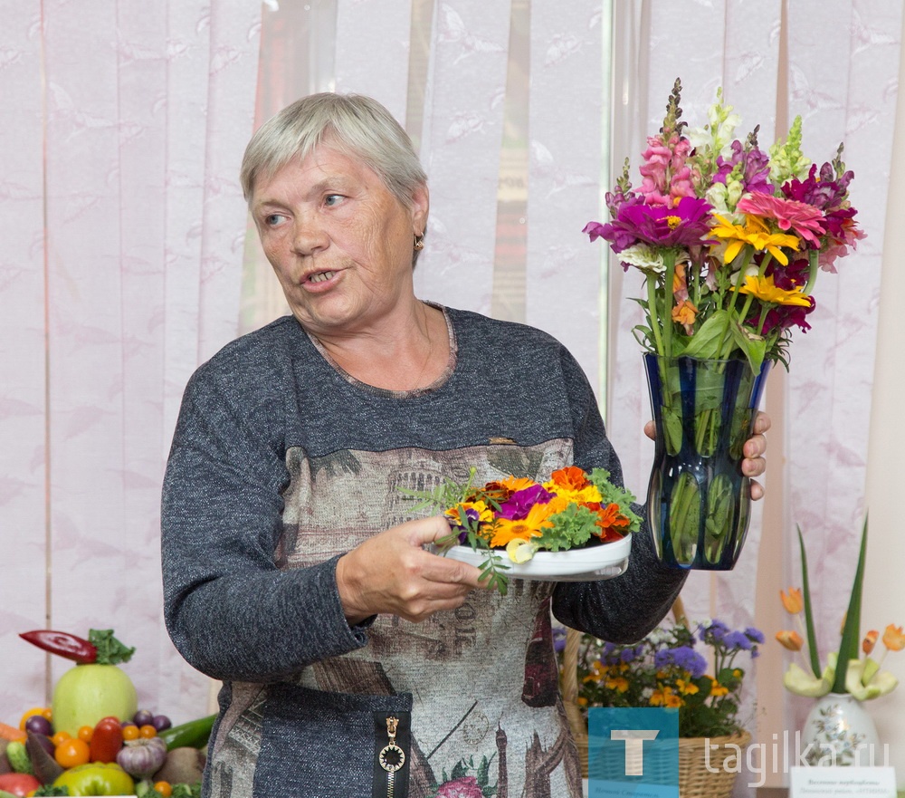 Фруктово-ягодная россыпь в Центре ветеранов. В цветах – душа, и жизнь, и вдохновение!