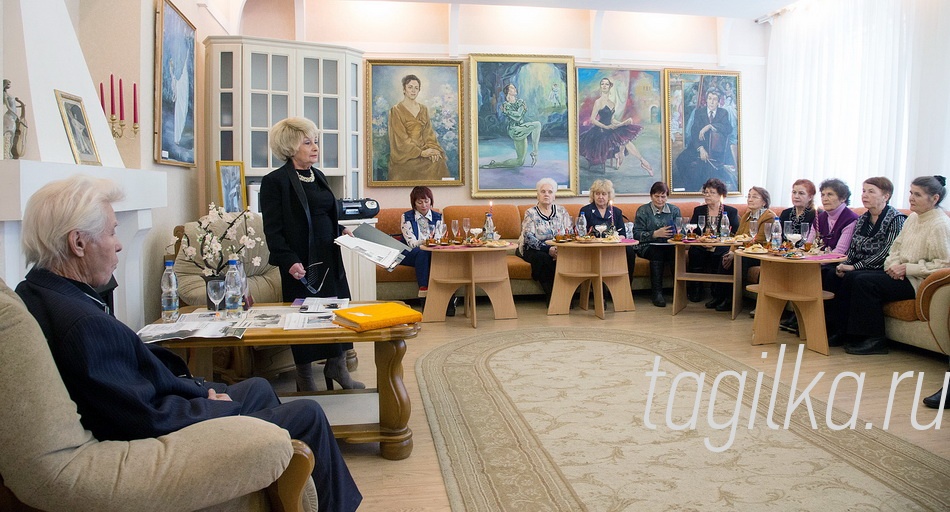Педагогическая гостиная. Дербеневы.

Собравшиеся в педагогиче-
ской гостиной учителя, музы-
канты, бывшие директора школ
и солисты Народного театра ба-
лета листали семейные альбо-
мы Дербеневых, изучали много-
численные публикации в мест-
ных СМИ, посвященные этой
семье, делились воспоминани-
ями. Одни говорили о счастли-
вых годах тагильского балета в
середине прошлого века, дру-
гие рассказывали об успехах
Лидии Михайловны не только
как педагога, но и как увлечен-
ного садовода, третьи внима-
тельно рассматривали портре-
ты балерин, представленные на
выставке, восторгаясь мастер-
ством художника.
