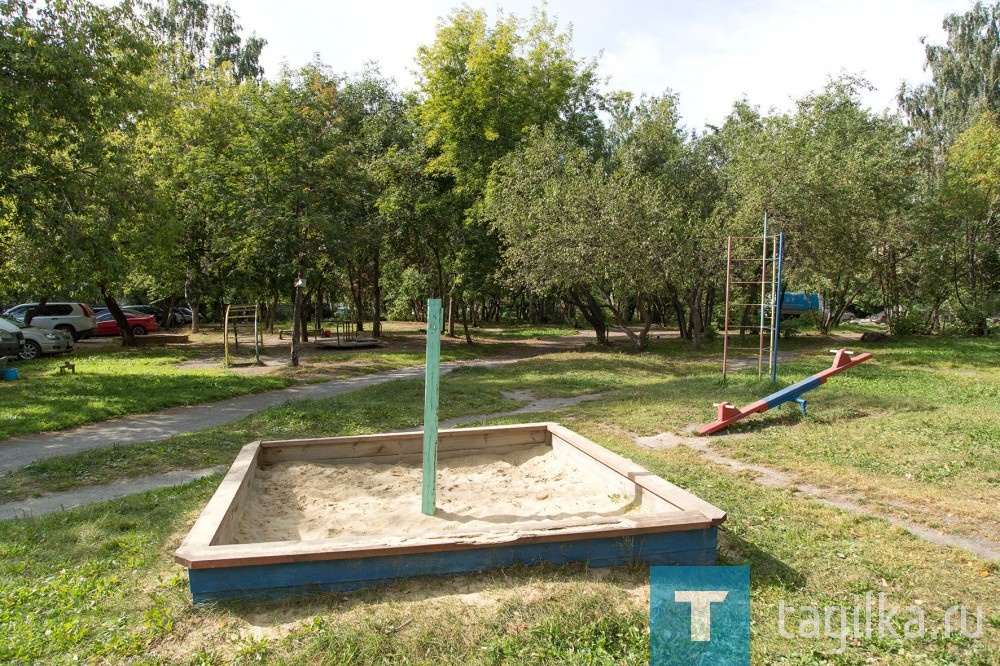 - В нашем подъезде живут три инвалида, включая моего супруга, - жалуется Нина Семеновна Пономарева. – Столько раз просила управляющую компанию обустроить пандус, в том числе в подъезде. Пусть он будет складной, чтобы не мешать соседям. Но это важно для нас! 