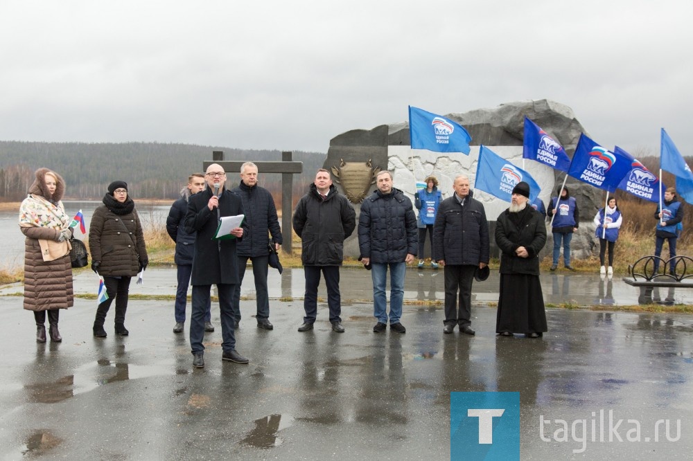 В митинге приняли участие глава Нижнего Тагила Владислав Пинаев, председатель городской думы Алексей Пырин, депутат Законодательного Собрания Свердловской области Михаил Ершов, руководитель городского совета ветеранов Иван Хороший, протоиерей Геннадий Ведерников, заместитель министра здравоохранения региона Елена Чадова , представители общественных организаций и предприятий Нижнего Тагила.
