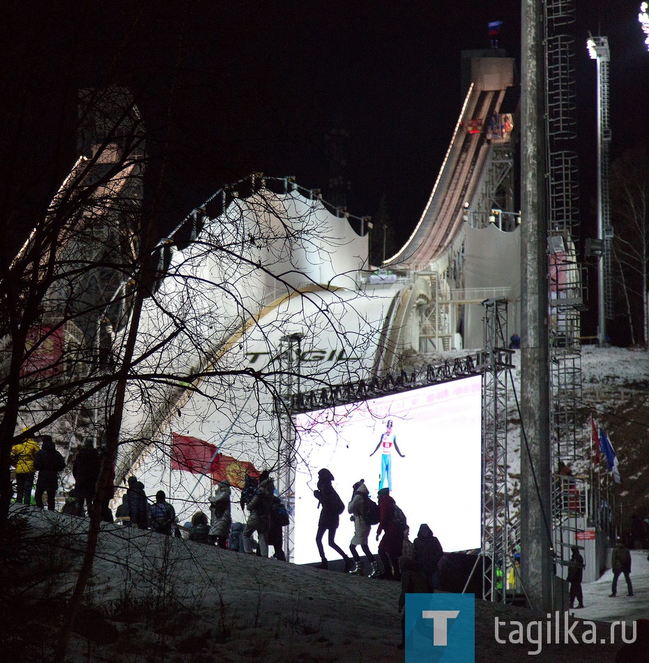 Вчера на горе Долгой прошел первый соревновательный день в рамках этапа Кубка мира по прыжкам на лыжах с трамплина.

Он прошел с аншлагом, трибуны были заполнены до отказа.

Даниэль Андре Танде установил рекорд трамплина К-120, улетев на 141 метр, но по сумме двух попыток остался вторым.

Победу одержал Рихард Фрайтаг из Германии. Замкнул тройку призеров еще один норвежец Йохан Андре Форфанг.

Лучший из россиян Денис Корнилов занял 25 место.
