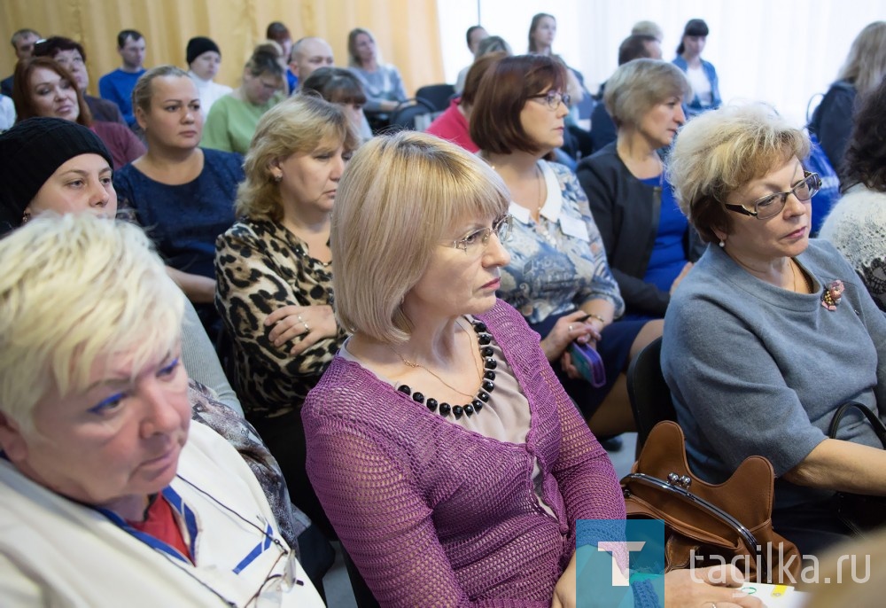 За полчаса совещания было задано только три вопроса. И это странно, учитывая, сколько  анонимных  вопросов,  вроде, как  бы от родителей учеников,  поступает   в редакцию.  

Осмотр помещений школы проходил в закрытом режиме.

Людмила Погодина
Фото Сергея Казанцева