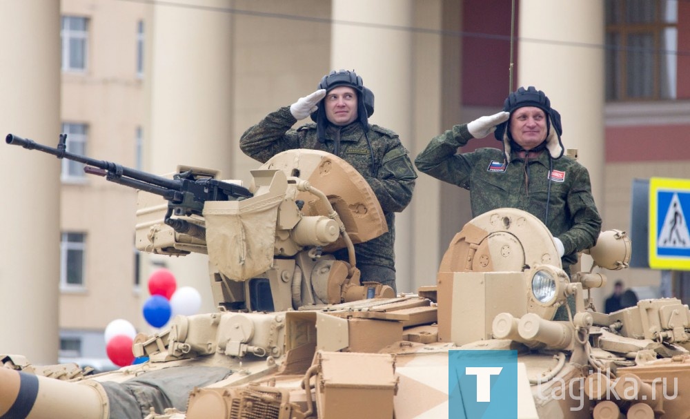 Боевую мощь и военную технику увидели участники парада Победы