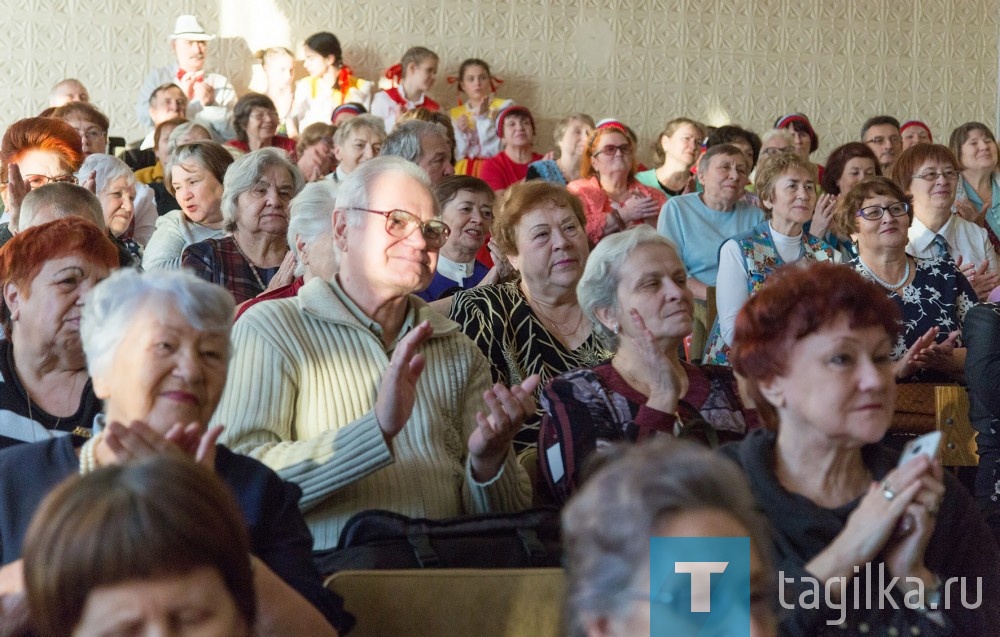 Все занятия проводятся для ветеранов бесплатно. Кроме того они сами готовы помогать и вяжут для детей из приюта варежки, носочки, кружевные нарядные платьица. 