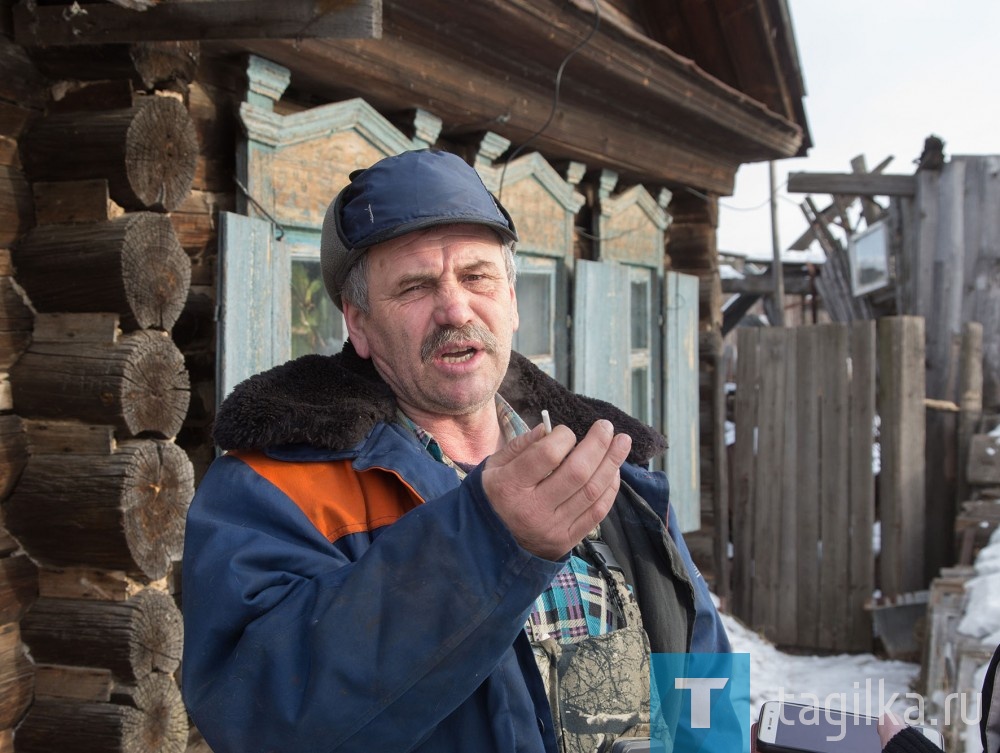 Юрий Иванович Гаев

- Конечно, знаем про мост, с 70-х годов прошлого века нам об этом говорят, - признался сын Валентины Спириной, Юрий Иванович Гаев. – Переезжать? Да легко. Поселок-то мертвый!.. Лишь бы в очередной раз все разговорами не закончилось. Вот видите у нас под ногами каменные плиты. Это то, что осталось от первых изысканий, которые проводились в 67-м году. Тогда много здесь бурили, плитняк хороший подняли. Местные его потом собрали, дорожки выложили. На этом все дело и кончилось.