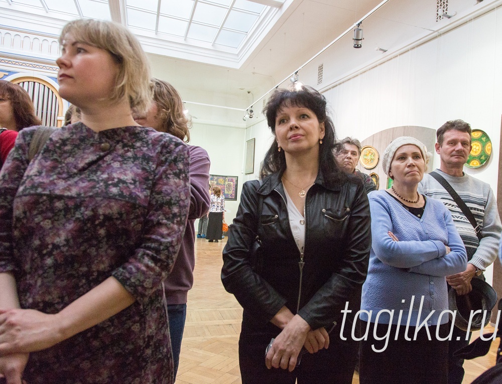 Выставка. Рефлексия подносов.