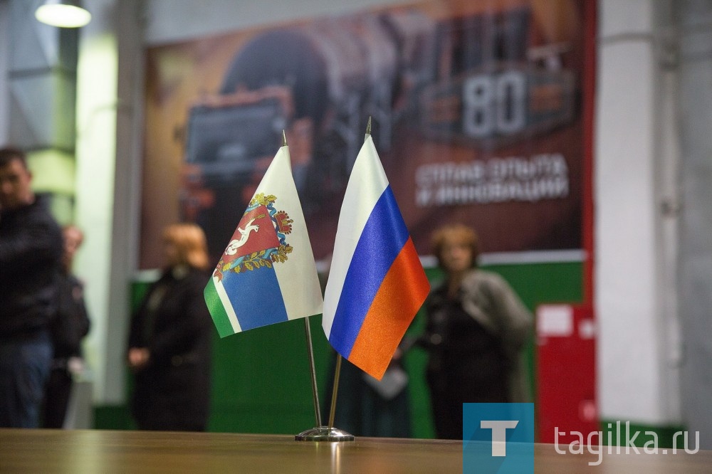 Юбилейный десятитысячный полувагон УВЗ будет работать в парке АО «ФКГ». 

Десятитысячный инновационный вагон модели 1219602 презентовали сегодня в малярно-сдаточном цехе Уралвагонзавода. В числе главных гостей торжественного мероприятия оказались глава региона Евгений Куйвашев, член Высшего совета «ЕР» Сергей Носов, генеральный директор корпорации УВЗ Олег Сиенко, исполнительный директор УВЗ Владимир Рощупкин, генеральный директор Федеральной грузовой компании Алексей Тайчер и другие. 
