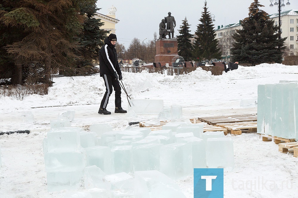 На Театральной площади приступили к строительству снежного городка