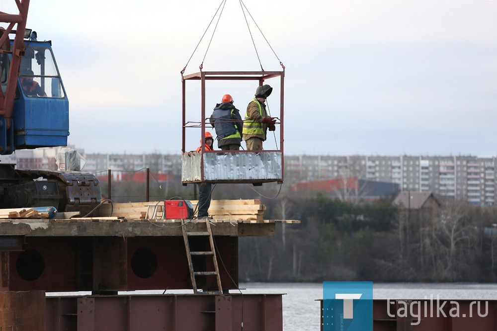 Строительство моста через Тагильский пруд по-прежнему идет в круглосуточном режиме