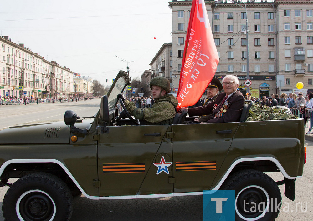 С сотнями тагильчан за парадом наблюдала знаменная группа ветеранов-участников Великой Отечественной войны в составе Александра Васильевича Федина и Василия Дорофеевича Михайлова. Несмотря на возраст и тяжелые фронтовые испытания, которые им пришлось пережить во время войны, они остаются в строю и каждый год встречают 9 мая вместе со всеми.

По сложившейся традиции глава города еще до начала всех торжественных мероприятий поздравил ветеранов с праздником. Кроме того, сегодня Владислав Пинаев лично посетил участника войны Николая Петровича Анисимова. Защитник Москвы, освободитель Польши и Германии сегодня отмечает свое 98-летие, но по состоянию здоровья он не смог присутствовать на параде.