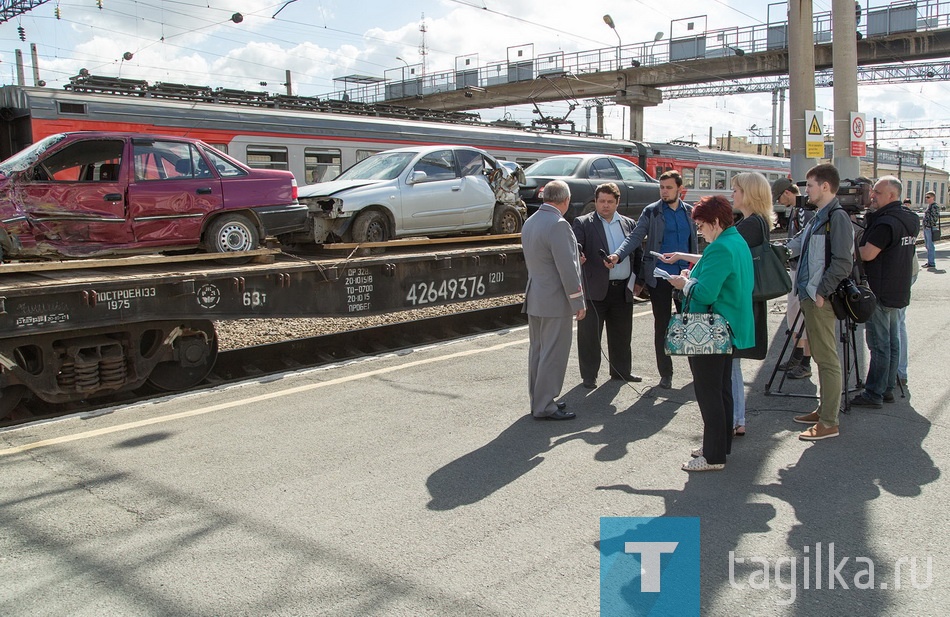 Между Нижним Тагилом и Екатеринбургом хо-
дят скоростные поезда «Ласточки». На скорости
до 140 километров в час машинист не сможет
предотвратить столкновение. Между тем, не все
водители останавливаются на красный сигнал се-
мафора, пытаясь проскочить перед поездом.
В регионе 109 переездов, из них 48 - с дежур-
ными работниками, 44 - имеют барьеры, которые
не позволяют проехать переезд даже самым не-
радивым водителям. На 389-м километре, возле
Анатольской, установлена видеокамера. В бли-
жайшее время точно такая же появится и на ле-
невском переезде, являющемся одним из наибо-
лее напряженных. Таким образом, ГИБДД сможет
наказывать нарушителей. 